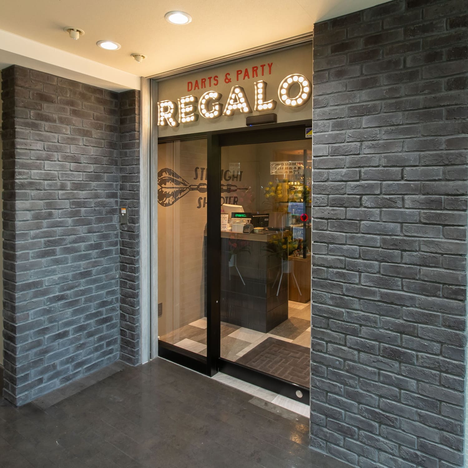 遅い時間でも食事と遊びができるダーツバー | REGALO赤羽駅前店