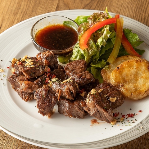 食べ応えのあるお肉料理をメインディッシュに | REGALO TOKYO 秋葉原駅前店